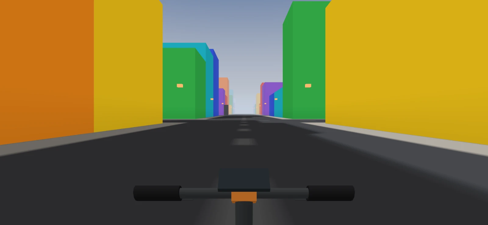 Vue du coursier à l’arrêt sur l’avenue de test : rue droite bordée de façades orange, jaunes, vertes, turquoise et violettes, ciel bleu pâle, guidon du véhicule en bas de l’image.